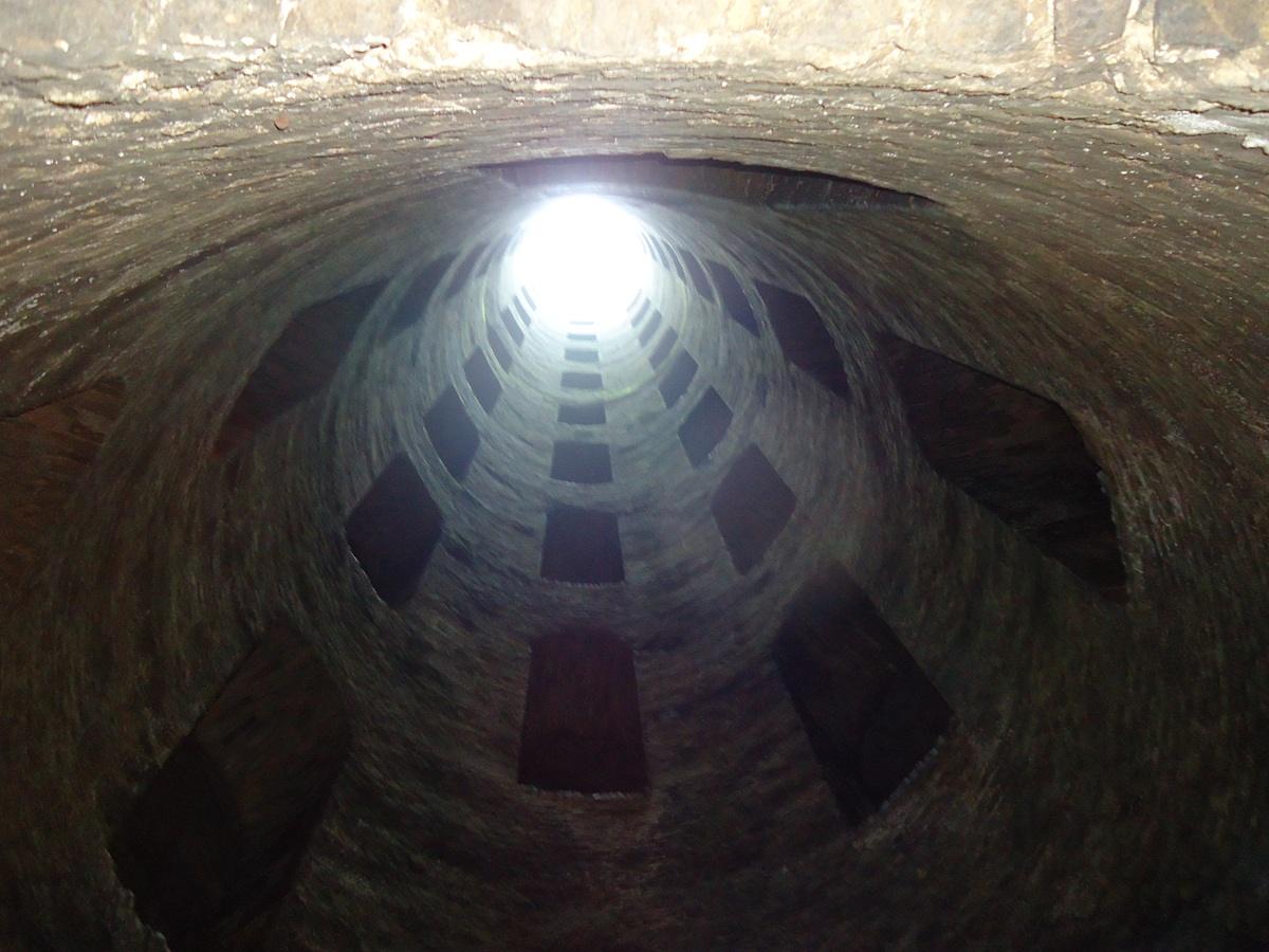 Dall' interno del pozzo di San Patrizio ad Orvieto, si vede la luce dell'apertura