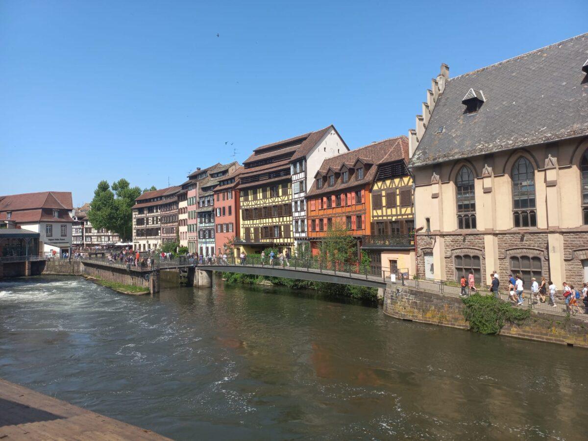 Fiume Ill a Strasburgo con le case a graticcio colorate