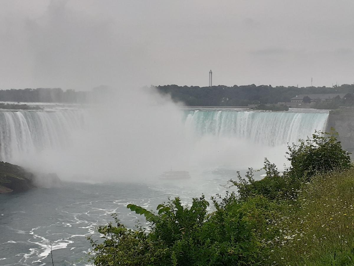 Cascate niagara - strangethingstraveling Immensi spruzzi di acqua salgono dalle cascate del Niagara, viste dall'alto