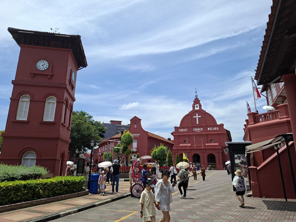 Piazza rossa di Malacca, con diversi edifici in mattoni rossi risalenti al periodo della dominazione portoghese